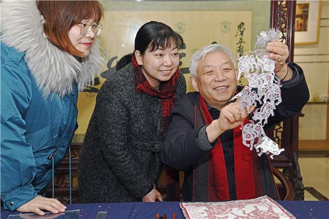 国家级非遗传承人金坛刻纸大师杨兆群师徒创作刻纸金牛闹春向读者送