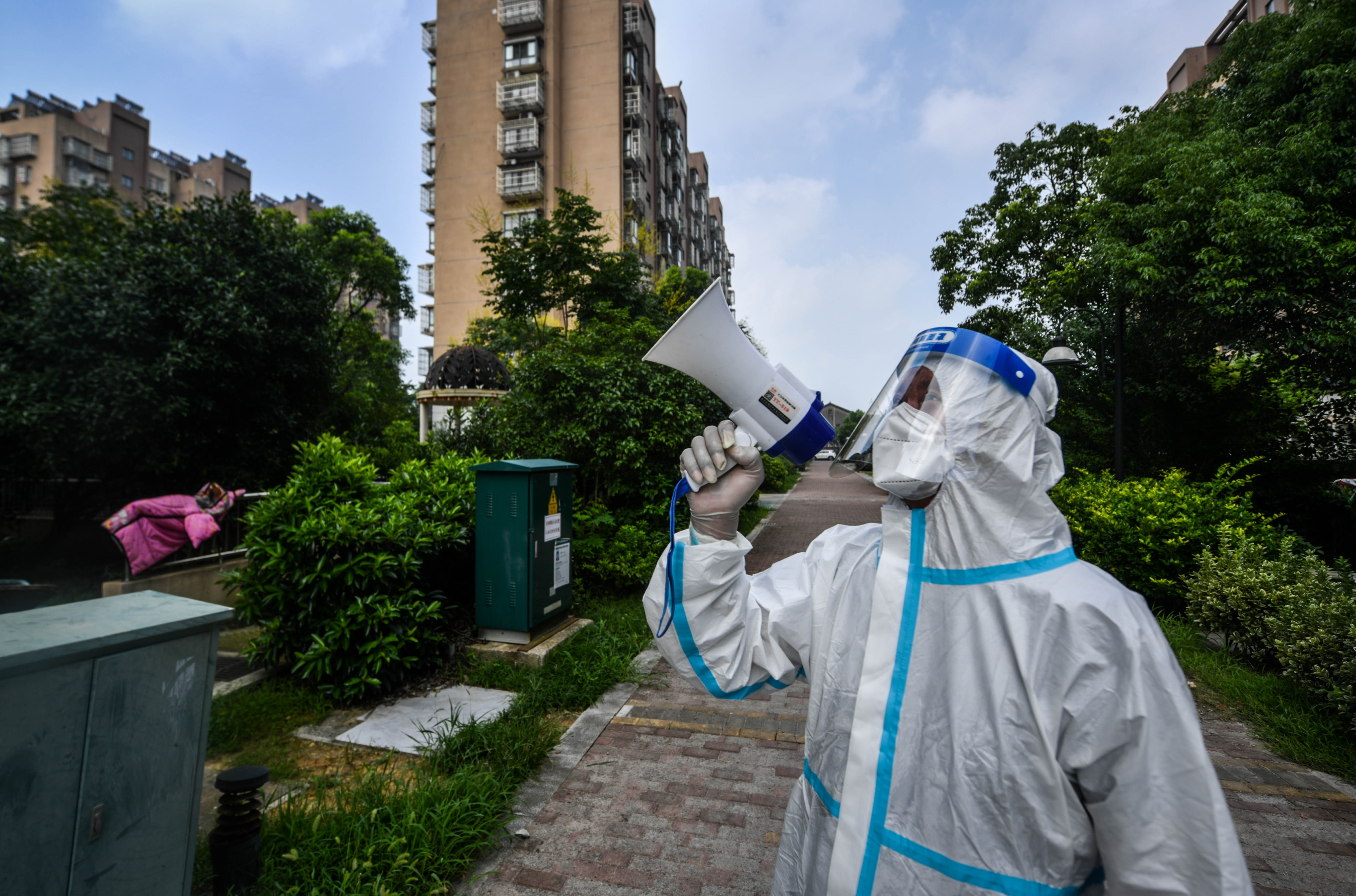 8月2日,社区防疫工作人员正在百丽明珠花园小区内巡查,使用小喇叭宣传