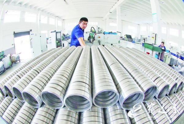 江苏牛犇轴承有限公司生产车间一片繁忙。
