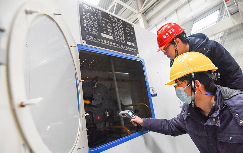 2020年12月10日，湖北省荆州市江陵县应急管理局的工作人员在湖北华电江陵发电有限公司检查设备运行情况。