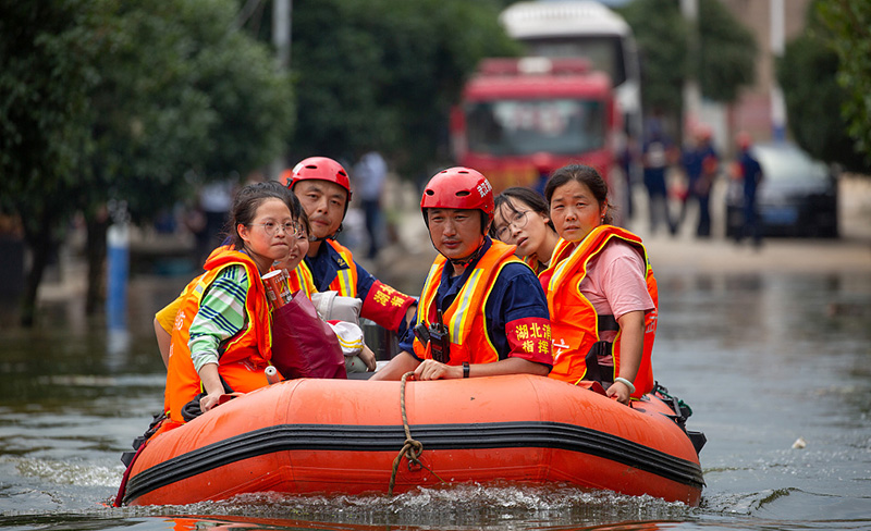 2020年7月19日，江西九江，湖北消防救援总队消防指战员们送结束考试的中考生回家。