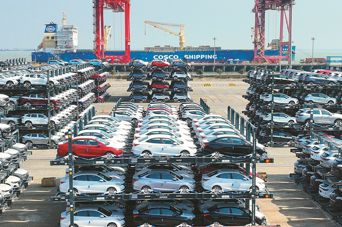 3月2日，太仓港，2500余台国产品牌汽车正通过“可折叠商品车专用框架”海运新模式装运上船发往欧洲。计海新 摄 （视觉江苏网供图）
