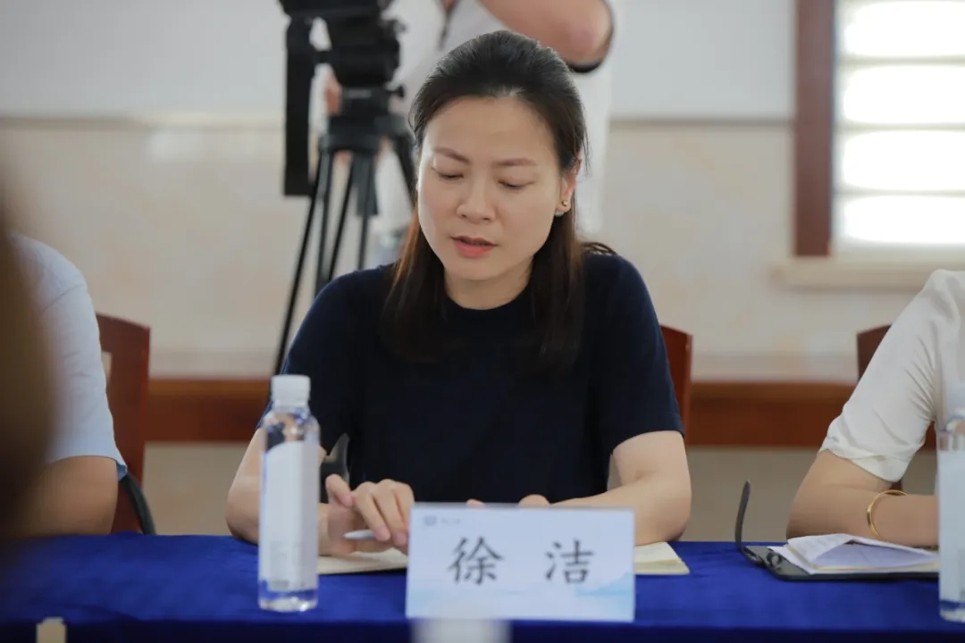 签约仪式前,五一村党委书记徐洁首先介绍了五一村的基本情况