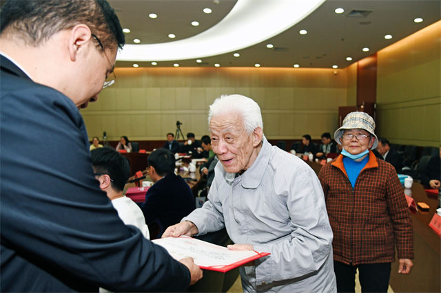 1927年出生的徐赓庭,是著名诗人余光中的表妹夫.