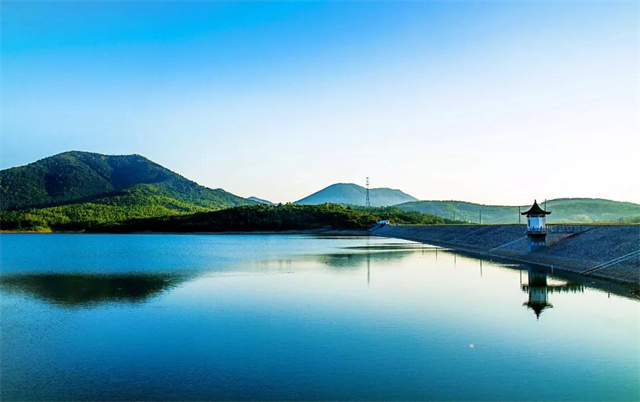 常州金坛以水为幕花为笔绘林湖景山水画