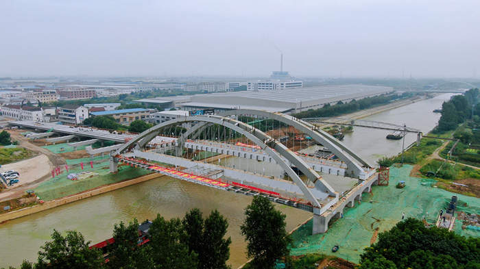 芜申线溧阳城区段航道整治工程昆仑桥主桥大节段主拱完成吊装