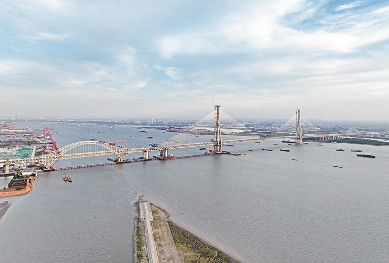 桥是长江上首座集高速公路,城际铁路,普通公路三种方式于一体的过江